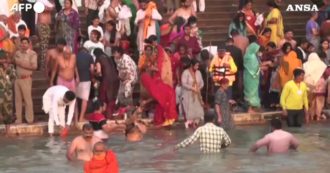 Covid, fear of infection in India due to religious festival Kumbh Mela: Dozens of faithful crowd in Ganges river without mask - video