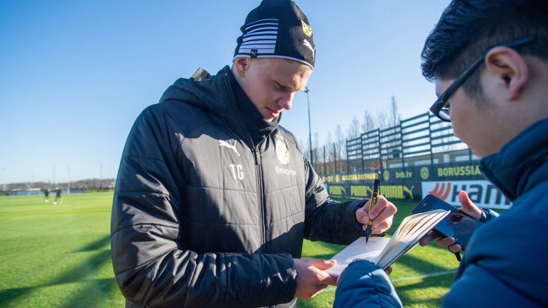 Die Autogramme von BVB-Torjäger Erling Braut Haaland sind begehrt.