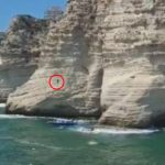 He dives off a cliff 36 meters high but hits a tourist boat and dies instantly

