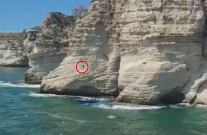 He dives off a cliff 36 meters high but hits a tourist boat and dies instantly

