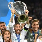 Sergio Ramos brandit le trophée de la Ligue des Champions le 26 mai 2018 à Kiev (AFP/Archives - Paul ELLIS)