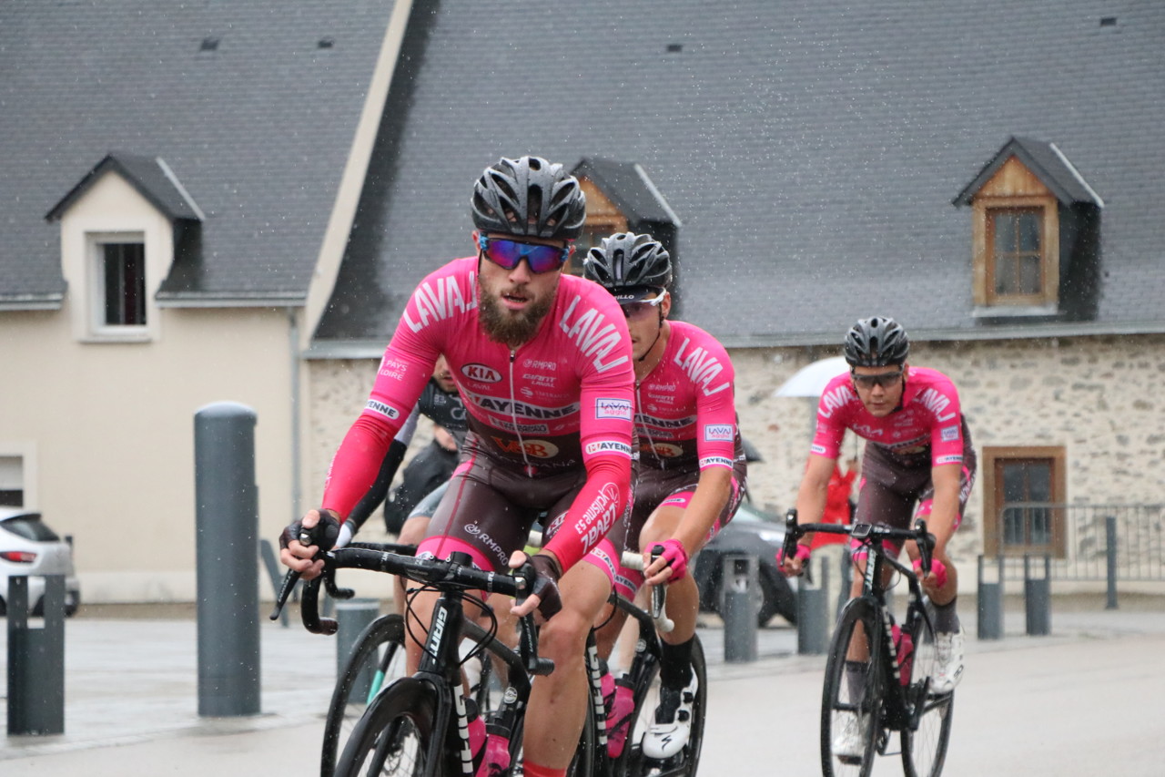 Celestine Gillon, Maxime Dransart, and Valentin Gillaud were among the leading group of eight riders.
