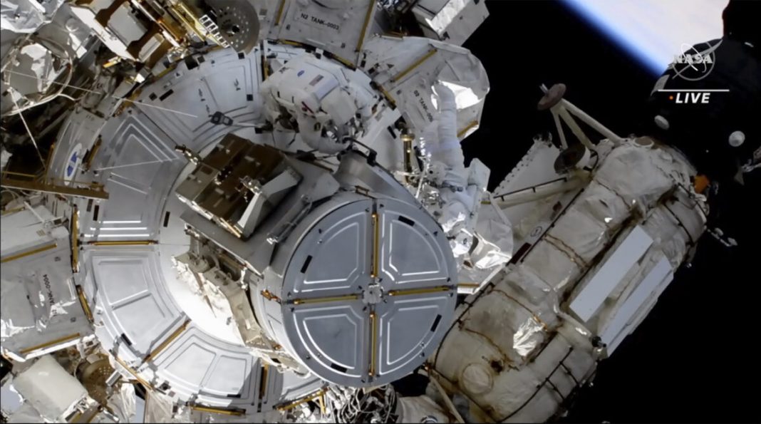 Astronauts complete the work of solar panels in the third spacewalk

