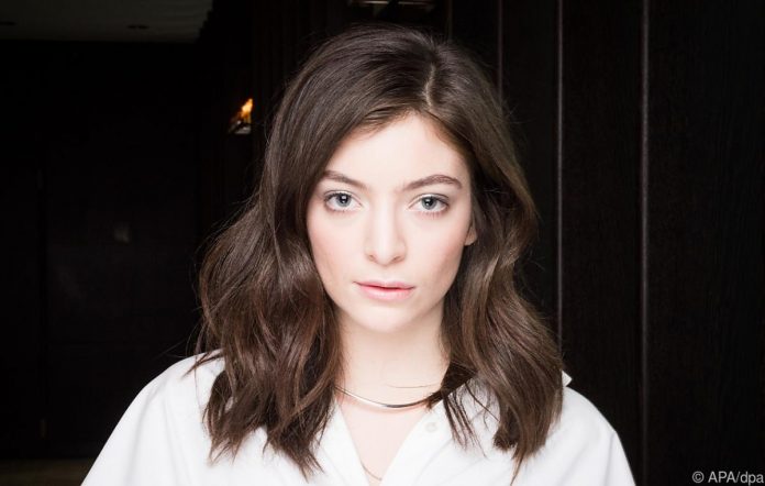 Singer Lorde heralds summer with a new song

