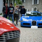 Une Bugatti Veyron (à droite) lors d&apos;une vente aux enchères en Suisse le 28 septembre 2019 (AFP - FABRICE COFFRINI)