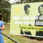 Annalena Baerbock (Bündnis 90/Die Grünen), Parteivorsitzende und Kanzlerkandidatin, steht zur Enthüllung eines Großflächenplakats der Grünen vor dem Plakat mit der Aufschrift "Unser Land kann viel, wenn man es lässt", das Teil der Grünen-Kampagne "Bereit, weil Ihr es seid." ist. (Quelle: dpa/Fabian Sommer)