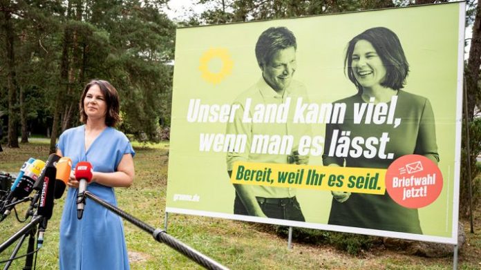 Annalena Baerbock (Bündnis 90/Die Grünen), Parteivorsitzende und Kanzlerkandidatin, steht zur Enthüllung eines Großflächenplakats der Grünen vor dem Plakat mit der Aufschrift "Unser Land kann viel, wenn man es lässt", das Teil der Grünen-Kampagne "Bereit, weil Ihr es seid." ist. (Quelle: dpa/Fabian Sommer)