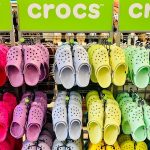 La marca Crocs es popular por su famoso zapato tipo 