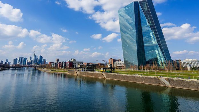 La Banque centrale européenne (BCE) supervise les principales banques de la zone euro.