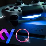 Schwach beleuchtete PS4 mit buntem Sky-Q-Logo davor