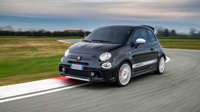 The Fiat 500 Abarth appears in its fastest photo yet

