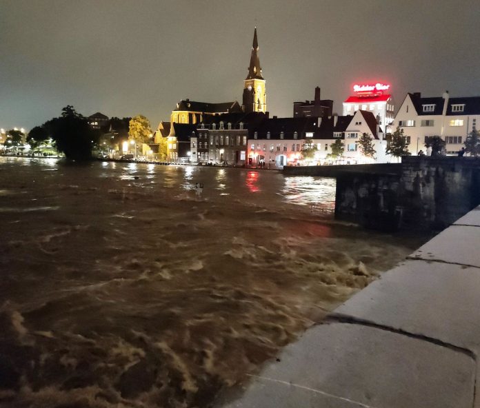 The Meuse is overflowing, 10 thousand evacuated to Maastricht

