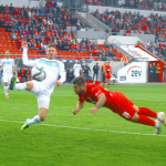 Der Zwickauer Baumann trifft zum 1:0 gegen Viktorias Jopek. (Quelle: imago images/Kruczynski)