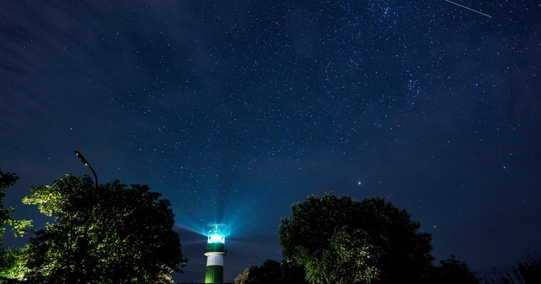 Hundreds of shooting stars burned in the sky

