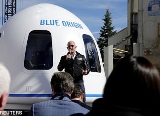 Jeff Bezos and his fianc மனைவிe Lauren Sanchez arrive in Los Angeles on a $ 65 million private jet

