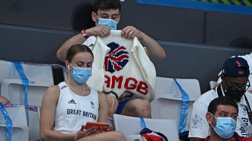 Tom Daley dans les tribunes des épreuves olympiques de plongeon.