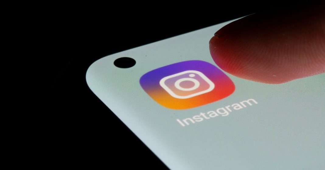 Instagram will give up access to links in Stories that ask to scroll up

