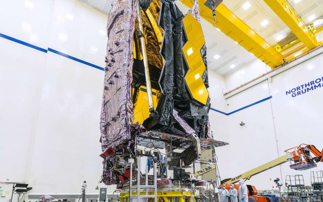 L'observatoire James-Webb plié en forme de rectangle pour tenir dans la coiffe d'Ariane 5. © Nasa, Chris Gunn