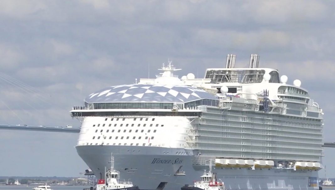 The first rounds in the water of the largest liner in the world

