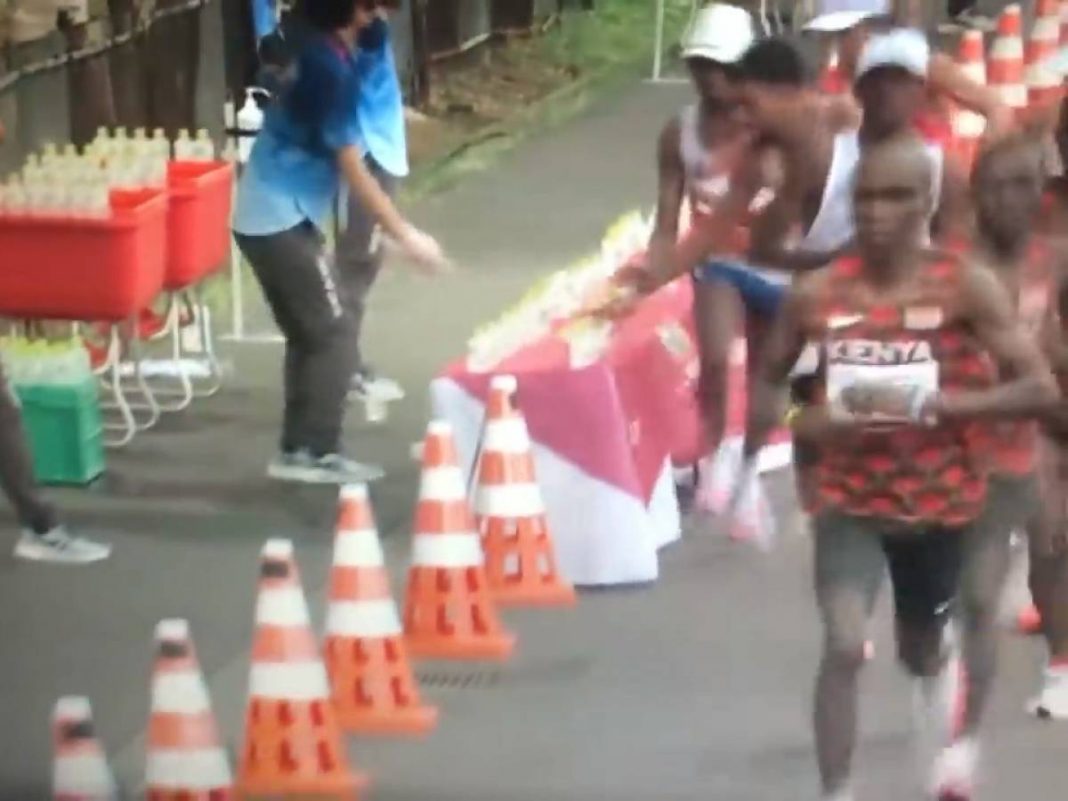 The shock gesture of a marathon runner: what he does to his opponents

