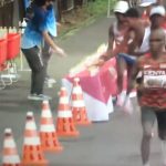 The shock gesture of a marathon runner: what he does to his opponents

