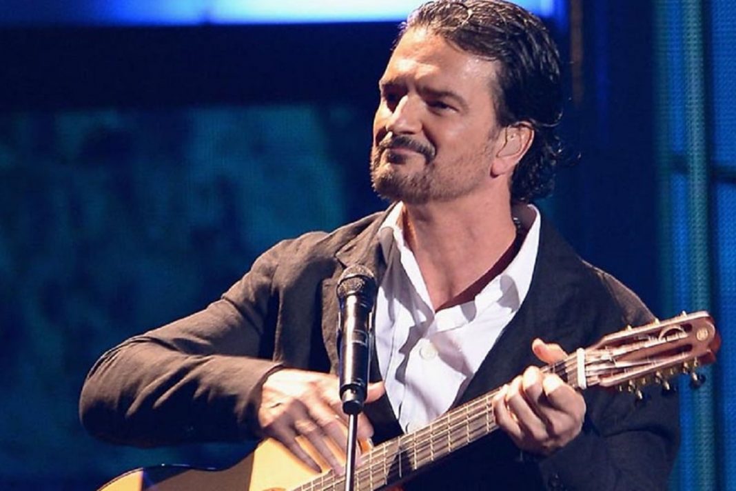 VIDEO: Ricardo Arjona canta en el metro de Nueva York; fue ignorado