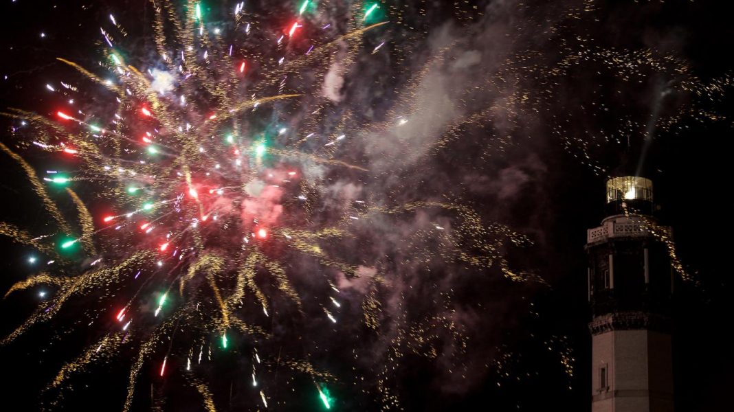 Dans le cadre de sa programmation d’été, la ville de Calais a commandé ces quinze feux d’artifice surprise. PHOTO ARCHIVES Johan BEN AZZOUZ