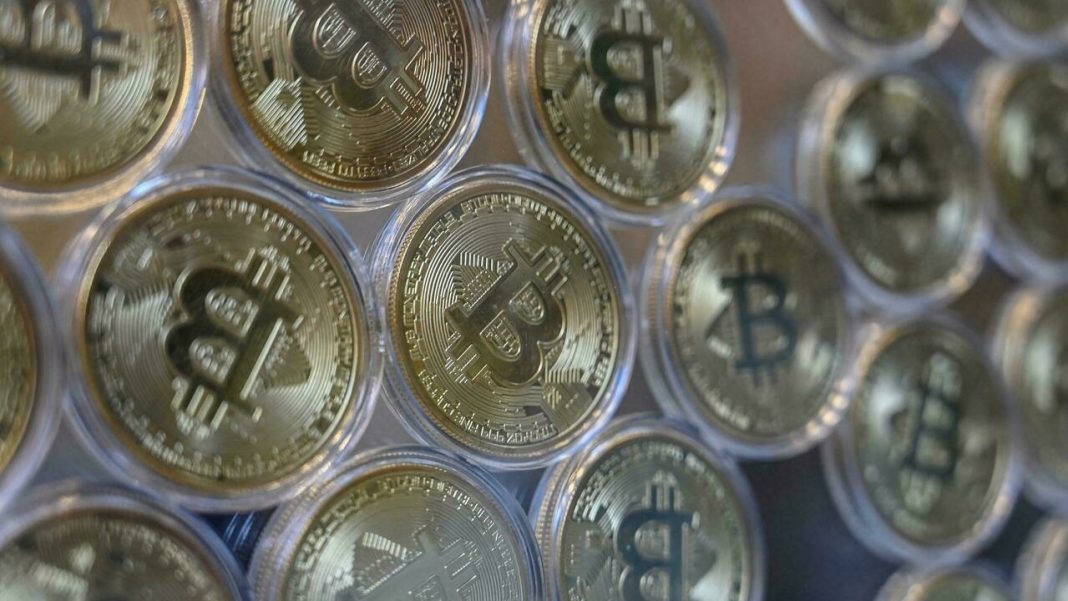 The arrival of Bitcoin to El Salvador as a national currency raises concern for the population

