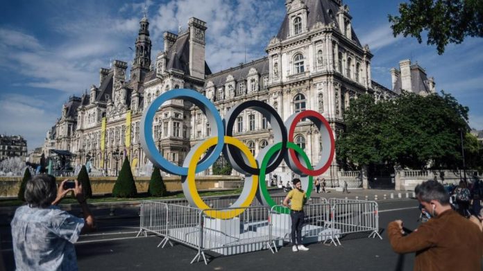 À moins de trois ans des JO-2024 de Paris, le comité d’organisation s’est penché mardi sur son programme de 45 000 bénévoles qui seront recrutés à partir de février 2023, ainsi que sur le relais de la flamme olympique. Photo LUCAS BARIOULET / AFP