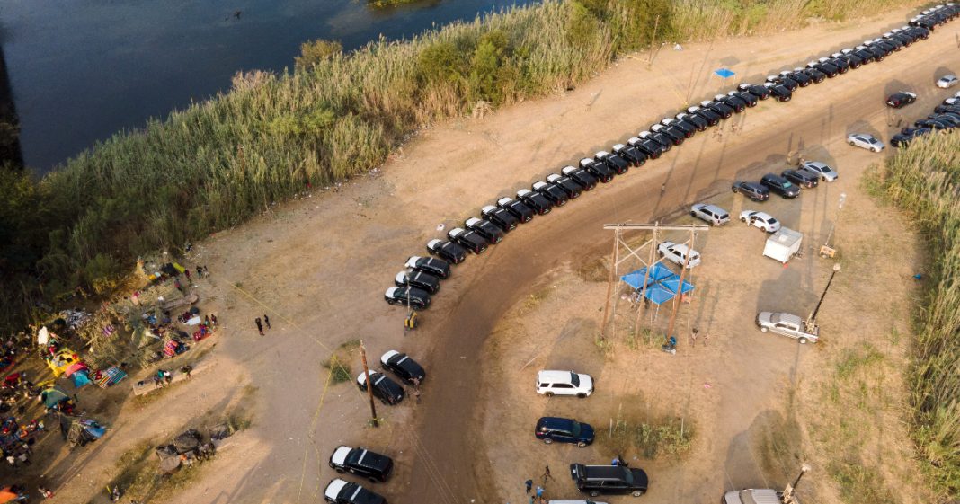 United States, Texas governor collects hundreds of vehicles on the border with Mexico: 