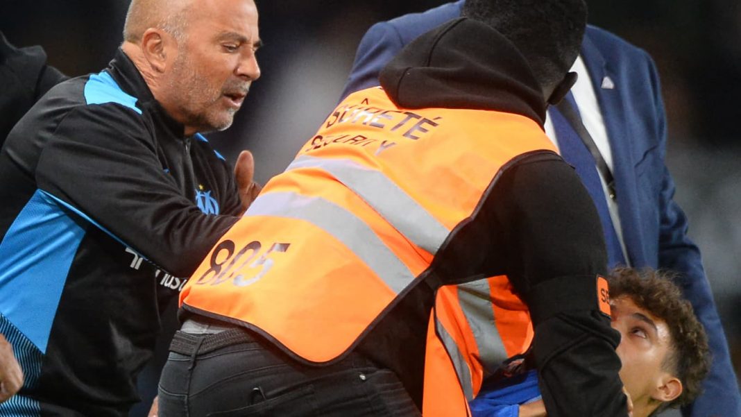 Sampoli intervenes for a supporter to enter the field

