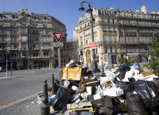 In Marseille, garbage collectors went on strike demanding a reduction in working hours

