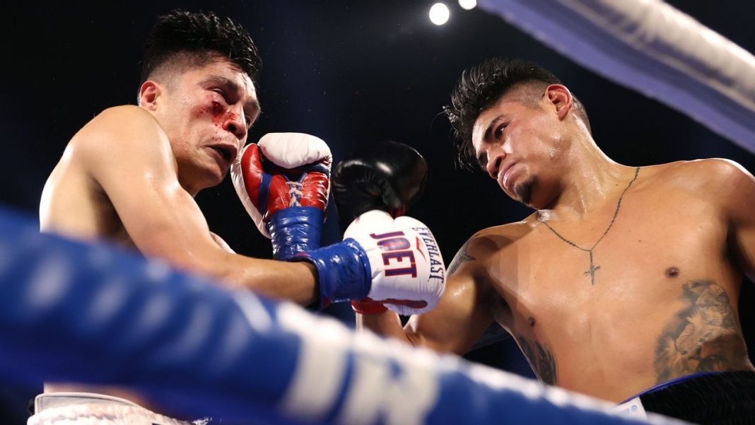 Vaquero Navarrete retained the featherweight title against Joet González

