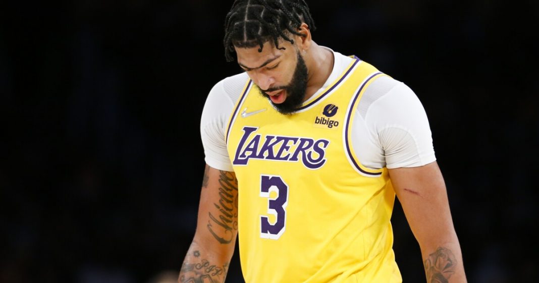 Frustrated Dwight Howard and Anthony Davis have a fight in Lakers loss to the Suns

