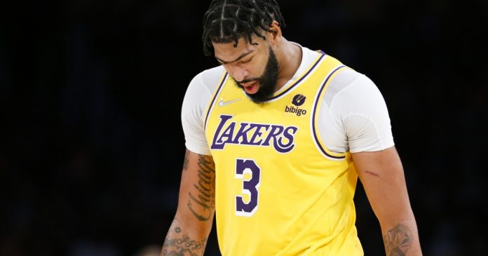 Frustrated Dwight Howard and Anthony Davis have a fight in Lakers loss to the Suns

