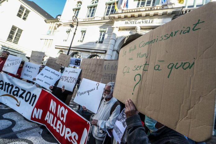 Amazon opponents want to meet Francois Bayrou

