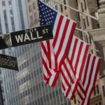 Wall Street a la baja por resultados de Apple y Amazon; Nasdaq cae