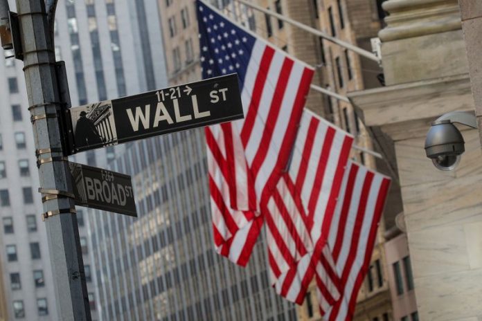 Wall Street a la baja por resultados de Apple y Amazon; Nasdaq cae