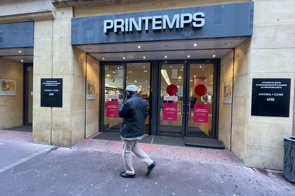 The last opening day of the Printemps de Metz, which moved to rue Serpenoise in 1974.