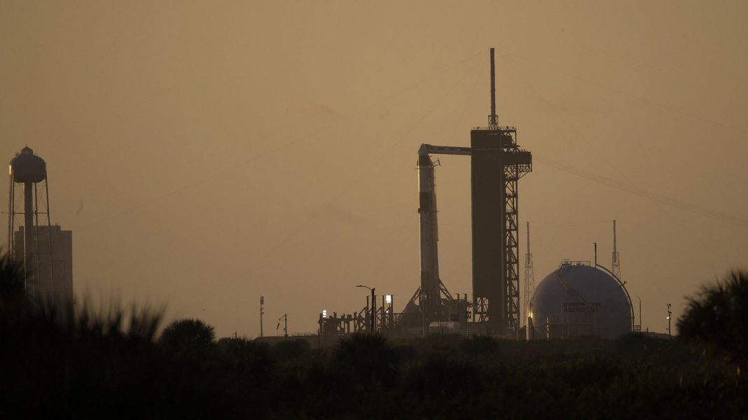 NASA and SpaceX delay the flight to the International Space Station due to bad weather

