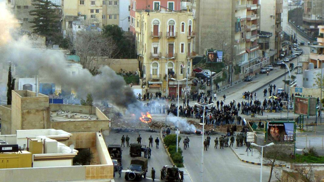 Six dead and two soldiers in the street

