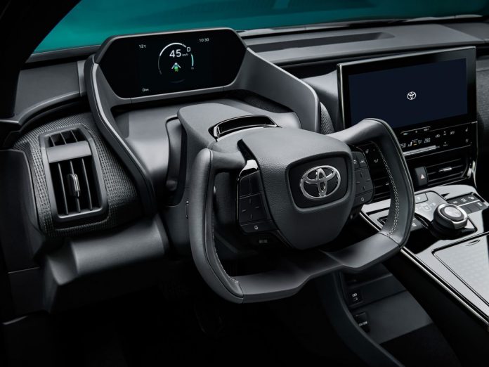 Toyota está promoviendo el despliegue de BEV en su línea completa, comenzando con el BZ4X y un volante tipo yugo.