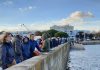 Des centaines de personnes sont présentes à Saint-Nazaire, ce vendredi après-midi, pour assister au départ du "Wonder of the Seas", plus gros paquebot du monde.