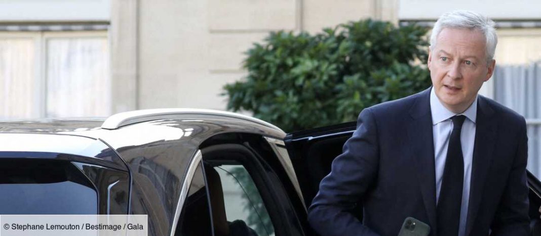 Photo - Bruno Le Maire driving a Lamborghini confiscated from a dealer...

