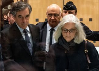 Franுவாois and Penelope Fillon in court for "Penelope Gate" appeal hearing

