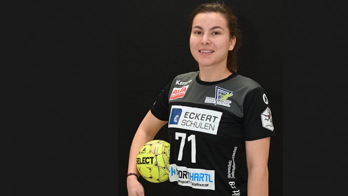 Die neue Spielerin Diana Stefan mit einem Handball in der Hand.