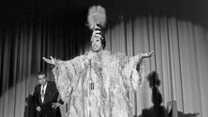 Joséphine Baker en concert a Hambourg le 9 octobre 1964.