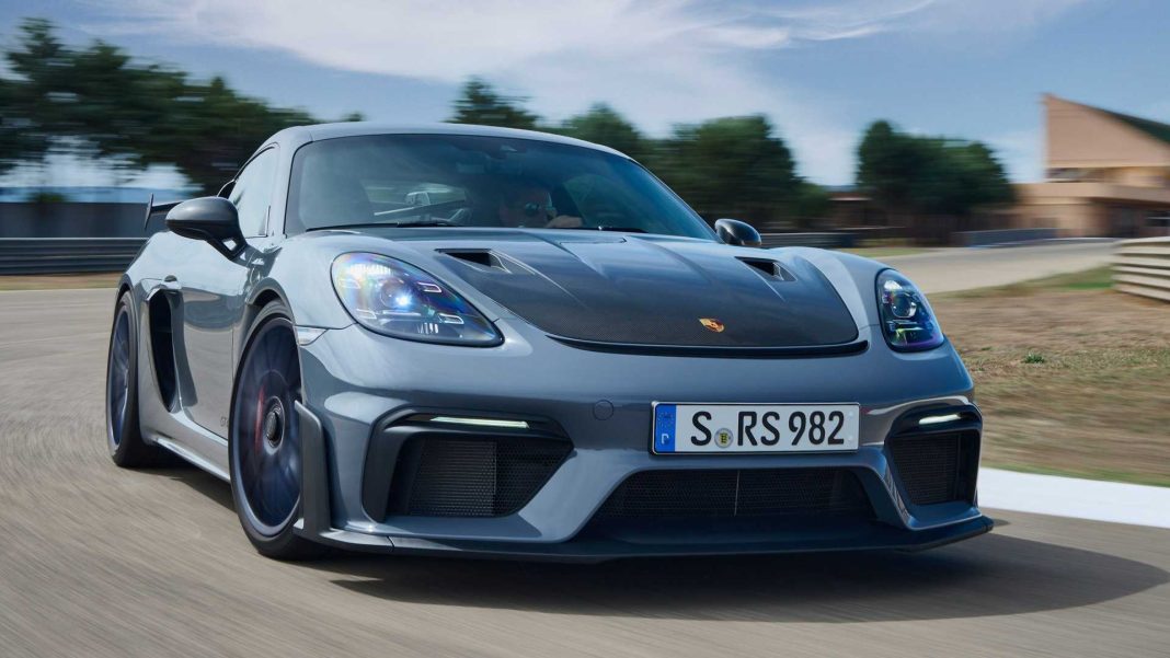 The Porsche 718 Cayman won't be electric until 2024

