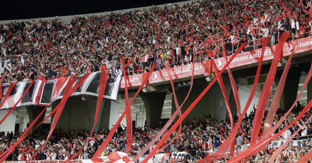 The majestic welcome of River Plate in a huge stadium

