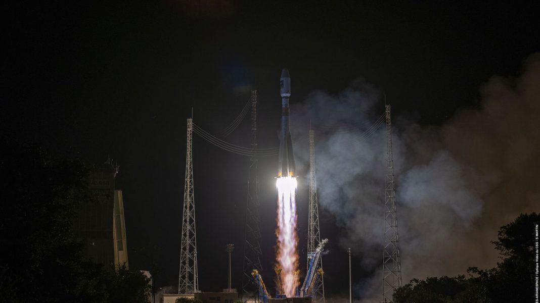 A Soyuz launcher takes off from French Guiana with two new satellites of the European Galileo constellation

